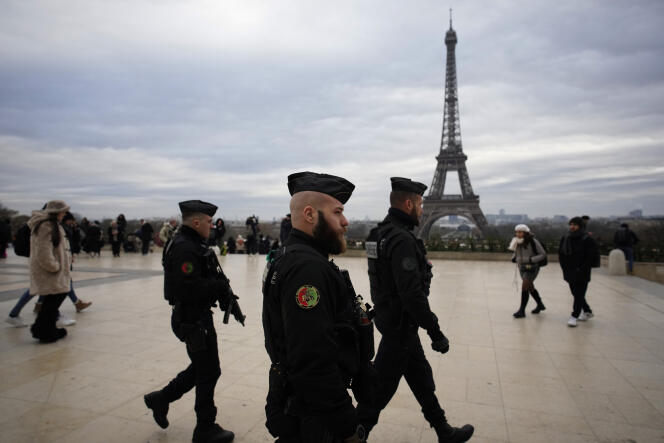 Des gendarmes patrouillent sur le Trocadéro, à Paris, le 3 décembre 2023, près des lieux de l’attaque qui a fait un mort la veille.